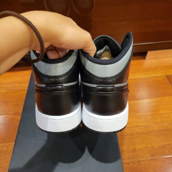 New Nike Air Jordan 1 Mid "Shadow" Kids Sneakers - Picture 8 of 10